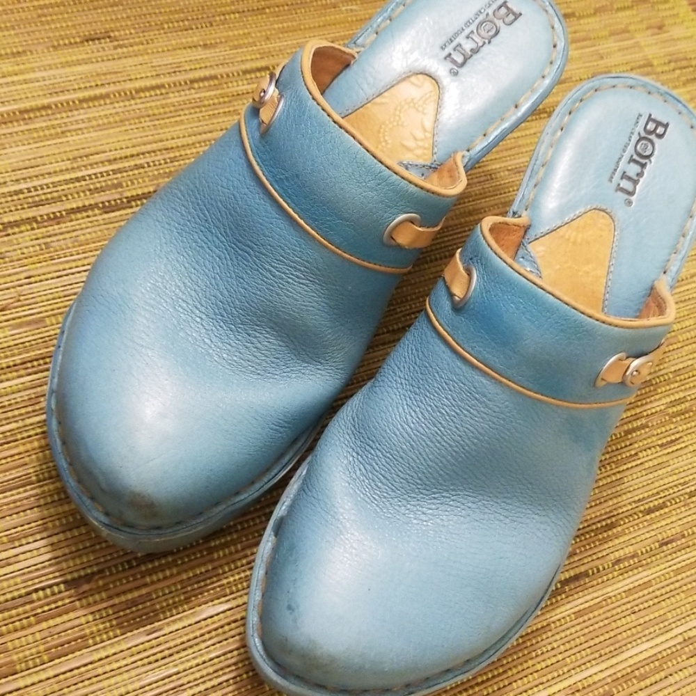 Ladies Born size 8 awesome blue wedge